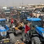 واسط.-المزارعون-يغلقون-طريقاً-سريعاً-بالحاصدات-مطالبين-بمستحقاتهم-(فيديو)