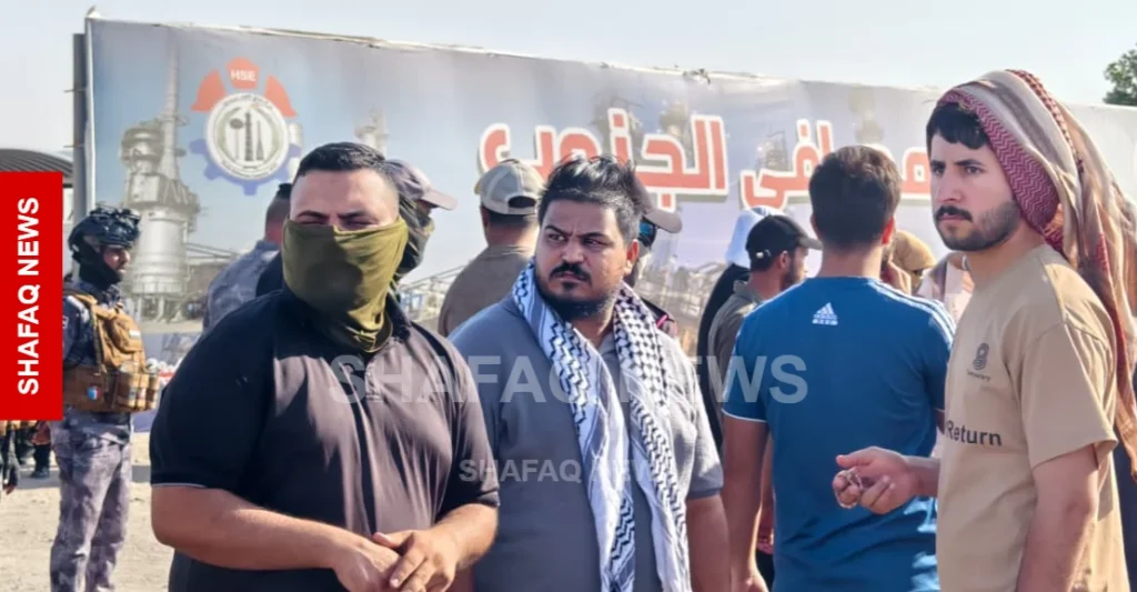 البصرة.-عمال-fcc-يصعدون-احتجاجهم-بقطع-الطرق-وإغلاق-مداخل-المصافي