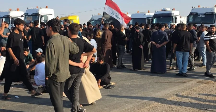 ميسان.-محتجون-يقطعون-طريق-الشركات-النفطية-رفضاً-لإغلاق-منفذ-الشيب